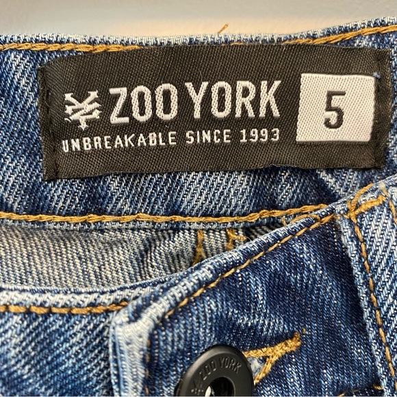 Zoo York Mom Distressed Jeans Size 5 - Picture 3 of 10
